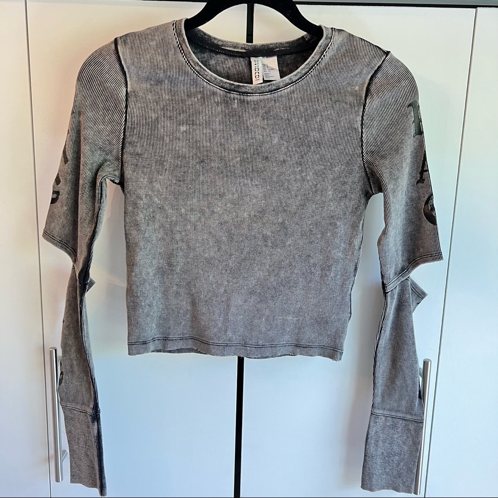 H&M | Raging Ribbed Arm Cut Out Crop Top